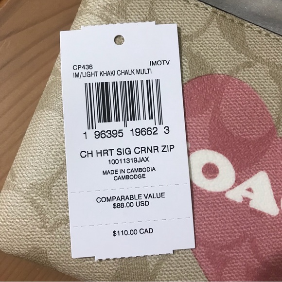 🥰 Corner Zip Wristlet In Signature Canvas With Heart Print - Picture 9 of 10